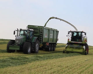 Grünroggenhäckseln mit einem Claas Jaguar 960 Feldhäcksler. Abgefahren wird mit einem Fendt 927 Vario und einem Fendt 933 Vario, jeweils mit einem Zug Hw80. Dazu kommt noch ein Fendt 939 SCR Vario mit einem Annaburger Schub-Max HTS 29.17.