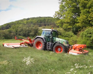 Erster Schnitt im Jahre 2014. Gemäht wird mit einem Fendt 936 sowie 926 II mit jeweils einem Kuhn Butterfly. Zusammengerecht wird das ganze Gras mit einem Fendt 927 Vario mit einem Kuhn 4 Kreisel Schwader. Gehäckselt wird mit einem Jaguar 960. Auf dem Silo walzen ein Liebherr Radlader und ein Fendt Favorit 926.