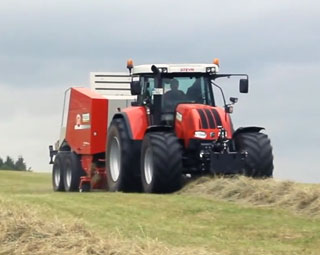 Heuernte mit zwei Lely Welger D6060 Großpackenpressen. Als Zugschlepper dienten ein Steyr CVT und ein Fendt 718 Vario.